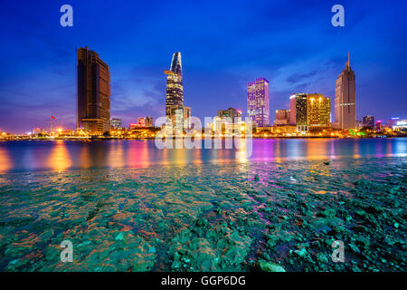 Vista notturna di business e il centro amministrativo della città di Ho chi minh a Saigon riverbank in Twilight, a Saigon, Vietnam Foto Stock