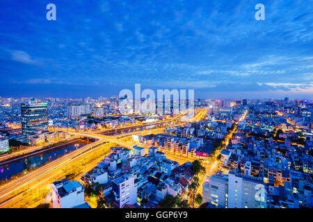 Vista notturna di business e il centro amministrativo della città di Ho Chi Minh, Vietnam Foto Stock