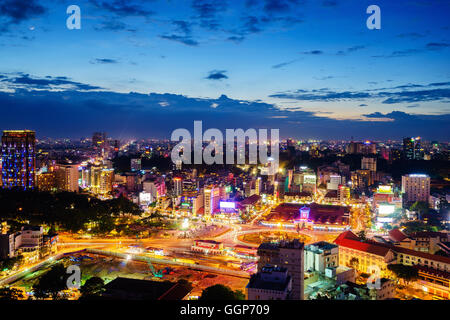 Impressione, colorata e vibrante scena di traffico in Asia, dinamica, affollata città con il sentiero su strada, a Saigon, Vietnam Foto Stock