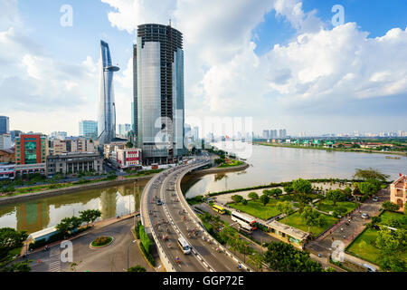 La città di Ho chi minh city e khanh hoi bridge al bel tramonto visto dalla cima dell'edificio. Foto Stock