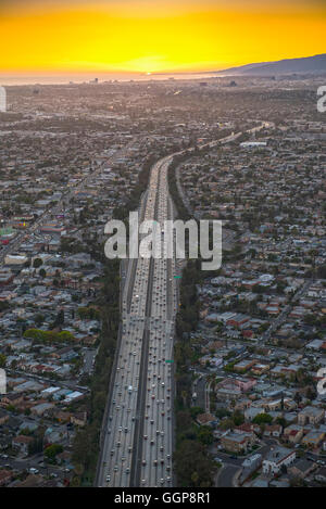 Vista aerea dell'autostrada nel paesaggio urbano suburbano Foto Stock