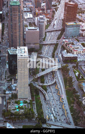 Vista aerea dell'autostrada a Los Angeles cityscape, California, Stati Uniti Foto Stock