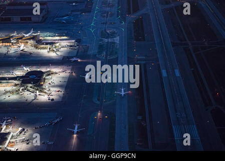 Vista aerea di aerei la tassazione sulla pista di aeroporto Foto Stock