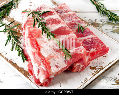 Materie costolette con rosmarino fresco. Vista superiore Foto Stock