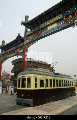 Un edificio restaurato del tram su Qianmen Street presso Zhengyang Gate. Pechino - Cina. Foto Stock