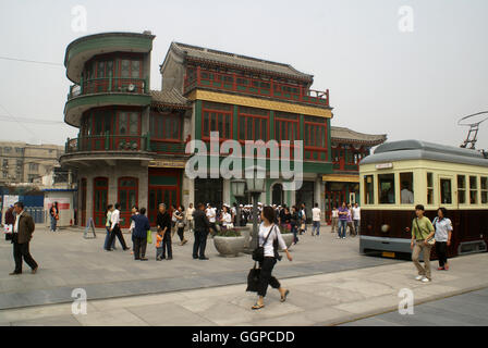 La Rotunda e un palazzo restaurato tram su Qianmen Street. Pechino - Cina. Foto Stock