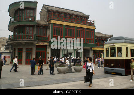 La Rotunda e un palazzo restaurato tram su Qianmen Street. Pechino - Cina. Foto Stock