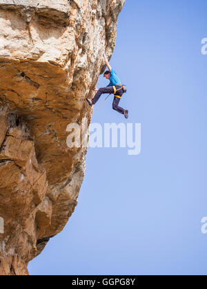 Uomo caucasico rock climbing Foto Stock