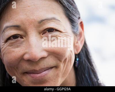 In prossimità della faccia sorridente di donna giapponese Foto Stock