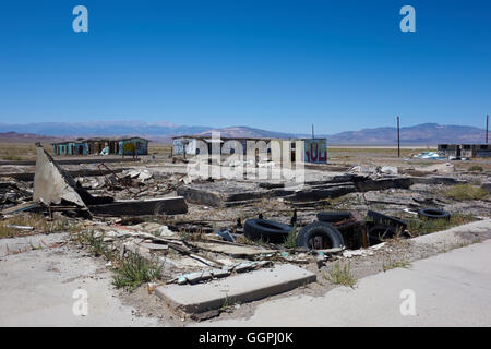 Costruzioni abbandonate lungo la strada in regione desertica. Stati Uniti d'America Foto Stock