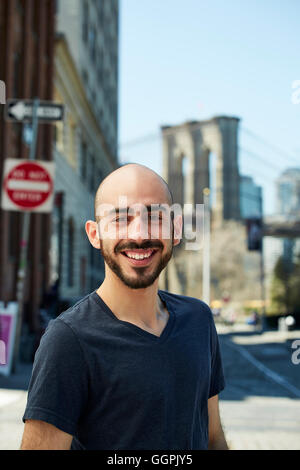 Sorridente uomo ispanico in città Foto Stock