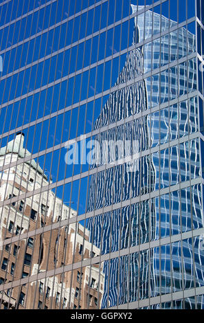 Riflessioni di storici e moderni grattacieli del centro di Vancouver (British Columbia, Canada). Foto Stock