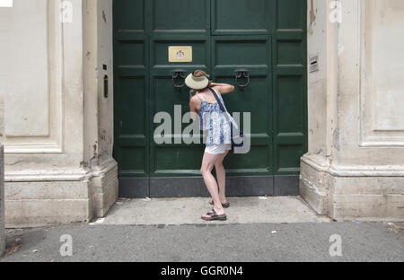 Roma, Italia - 23 luglio 2016: Turistica pigoli nel buco della serratura della Villa magistrale dei Cavalieri di Malta a Roma Italia Foto Stock