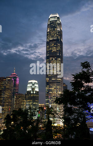 Hong Kong, Hong Kong SAR,Cina.21 Settembre 2015.Le luci dello skyline di Hong Kong. La IFC due edificio domina il skyli Foto Stock