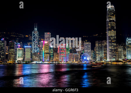 Hong Kong,Hong Kong SAR,Cina.XXV Luglio 2016.skyline di Hong Kong riflettono luci nell'acqua.© Jayne Russell/Stock Alamy immagine Foto Stock