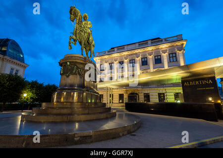 Vista notturna del Museo Albertina di Vienna, Austria Foto Stock