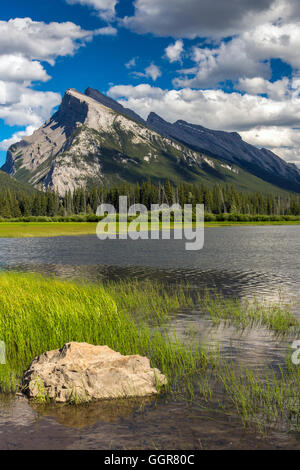 Mount Rundle e vermiglio laghi, il Parco Nazionale di Banff, Alberta, Canada Foto Stock