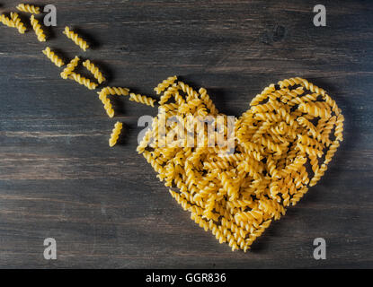 Costruito nel cuore di pasta sullo sfondo di legno Foto Stock