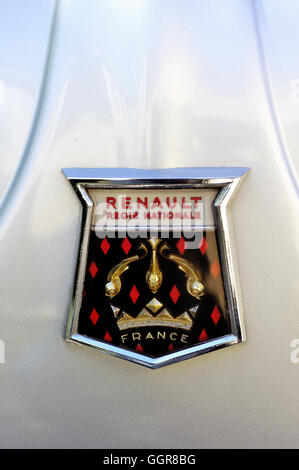 Il logo Renault 1960 sul cofano di un grigio Dauphine Gordini fotografato vintage rally auto sulla piazza del municipio della città di Ales Foto Stock