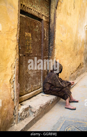 FES, Marocco - 15 settembre 2014: Unidentified uomo sulla strada del Fes, Marocco. Con una popolazione di 1.1 milioni, Fez è il Foto Stock