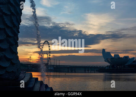 Il Merlion Park affacciato sulla baia di Marina, Singapore a Sunrise. Foto Stock