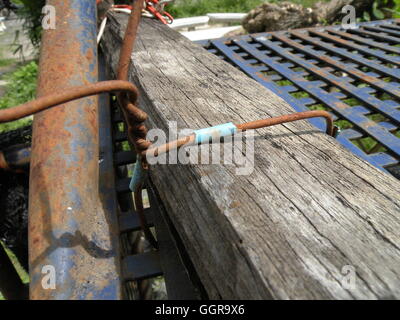 Esibendo varie vecchio e stagionato oggetti. Legno e metallo. Foto Stock