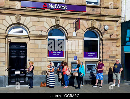 La gente fare la coda in attesa per la NatWest bank per aprire, Darlington, County Durham, England Regno Unito Foto Stock
