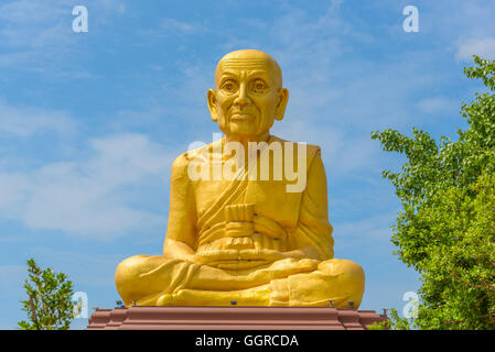 La grande statua di Luang Phor Thuad in Ang Thong, Thailandia.(monaco buddista) Foto Stock