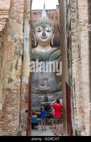 L'immagine del Buddha in Wat Sri Chum tempio di Sukhothai Historical Park, Thailandia. Foto Stock