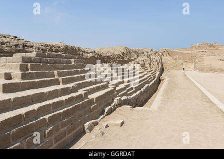 Pachacamac, Lima - 10 Maggio : un sito spettacolare nel deserto del Perù, con grandi piramidi, abitazioni e templi costruiti da differenti Foto Stock