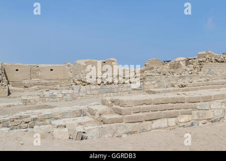 Pachacamac, Lima - 10 Maggio : un sito spettacolare nel deserto del Perù, con grandi piramidi, abitazioni e templi costruiti da differenti Foto Stock