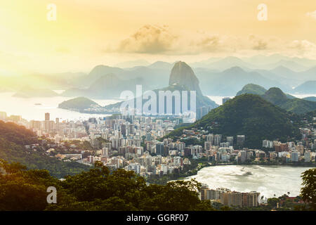 Rio de Janeiro al tramonto con la Lagoa (de Rodrigo de Freitas) destra del telaio, spiagge di Copacabana e Ipanema quartieri, e la montagna Sugar Loaf Foto Stock