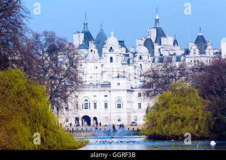 Londra - Vista delle Guardie a Cavallo, sede della Guardia di vita della Regina e Whitehall dal St. James' Park Foto Stock