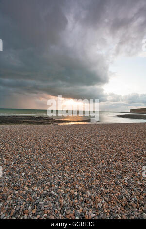 Spiaggia di ghiaia / ghiaia in tempo tempestoso, senza persone, canale inglese, Brighton, Regno Unito Foto Stock