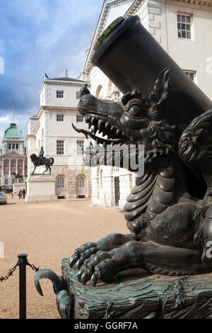 Drago Cinese scultura su Cadice Memorial cannone, la sfilata delle Guardie a Cavallo Foto Stock