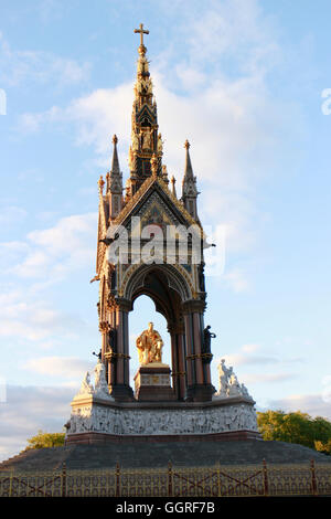 Revival gotico Albert Memorial, Hyde Park,Londra da Sir George Gilbert Scott, dedicata alla regina Vittoria per il marito, il Principe Alberto morto nel 1861 Foto Stock