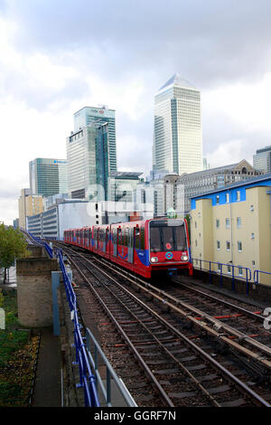 Un driverless Docklands Light Railway train per la docklands financial district, Canning Town, Londra. La DLR è di grado-di-Automazione 3 (GoA3) sistema Foto Stock