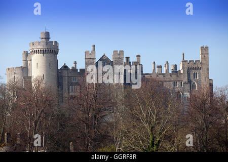 Arundel Castello nel Sussex Ovest, sede dei Duchi di Norfolk ed ex della famiglia Howard, residenza signorile, alberi invernali Foto Stock