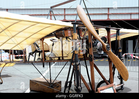 Riproduzione del Bleriot XI presentazione sul campo di aviazione di Mende nel dipartimento francese del Gard. Foto Stock