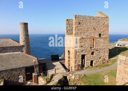 Levant miniera di stagno e fascio casa del motore da South West Coast Path. Trewellard, Pendeen, Cornwall, Inghilterra, Regno Unito, Gran Bretagna Foto Stock