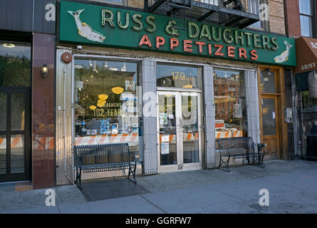 La vetrina di 102 anni RUSS & FIGLIE ANTIPASTI su Houston Street a Lower Manhattan, New York City. Foto Stock