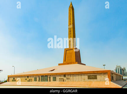 L'Egitto, al Cairo, Heliopolis, presso l'entrata dell'aeroporto, un vero e proprio obelisco, mosso da Tanis, con cartouches di Ramses II. Foto Stock