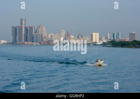 Michigan, Fiume Detroit. La pesca in barca sul fiume Detroit, con Detroit in distanza. Foto Stock