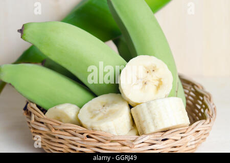 Banana (Altri nomi sono banana Musa acuminata, Musa balbisiana, e Musa x paradisiaca) frutti con foglie sul carrello Foto Stock