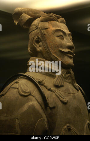 Statua di un alto ufficiale nell'esercito di terracotta del Primo Imperatore della Cina. Xi'an. Foto Stock