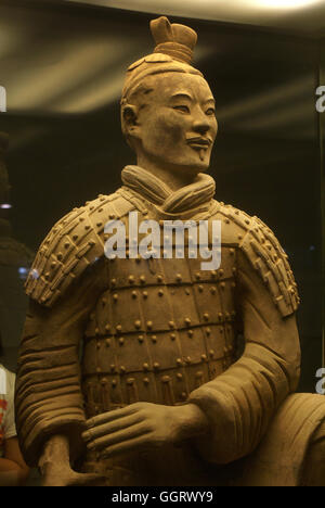 Statua di un alto ufficiale nell'esercito di terracotta del Primo Imperatore della Cina. Xi'an. Foto Stock