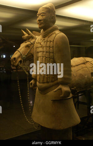 Statua di un alto ufficiale nell'esercito di terracotta del Primo Imperatore della Cina. Xi'an. Foto Stock