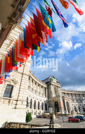 Wien, Vienna: Nuovo Hofburg con l'ufficio dell'OSCE e con le bandiere dei paesi membri, Austria Wien, 01. Foto Stock