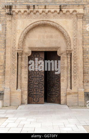 Portale nord, la Basilica di Paray-le-Monial a Paray-le-Monial, Bourgogne, Francia orientale. Foto Stock