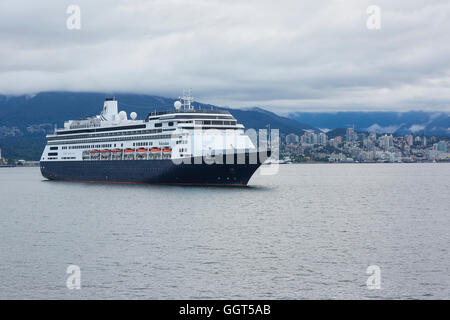 La MS Volendam Crociera arriva nel porto di Vancouver. Foto Stock